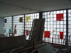 Вид изнутри помещения с внешними стеклоблочными перегородками