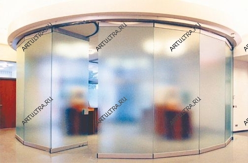 Неповторимый, яркий эффект интерьеру жилой комнаты придаст округлая стеклянная перегородка-трансформер