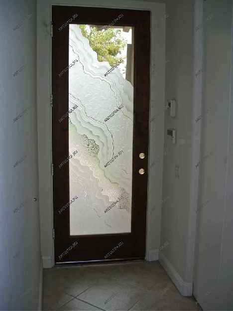 Элитные входные металлические двери со стеклом, как правило, имеют какой-либо декор - в данном случае это пескоструй