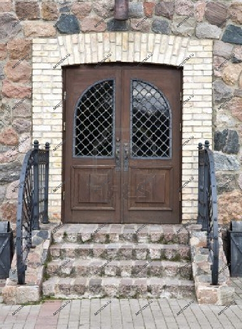 Если коттедж стилизован под старину, то заказывая металлическую дверь премиум-класса, можно обратить внимание на кованый декор