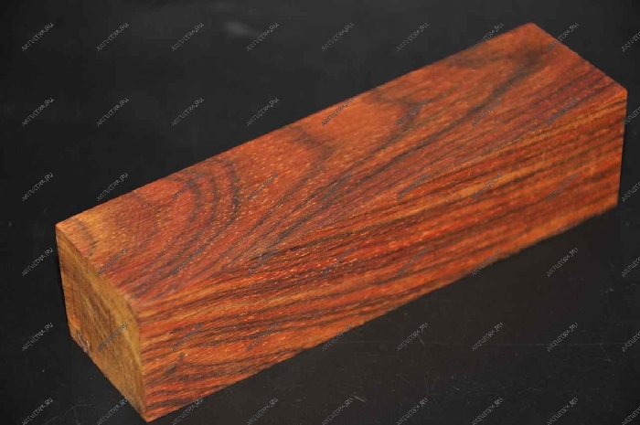 Шпон кокоболо может использоваться для отделки деревянной перегородки из менее ценных пород