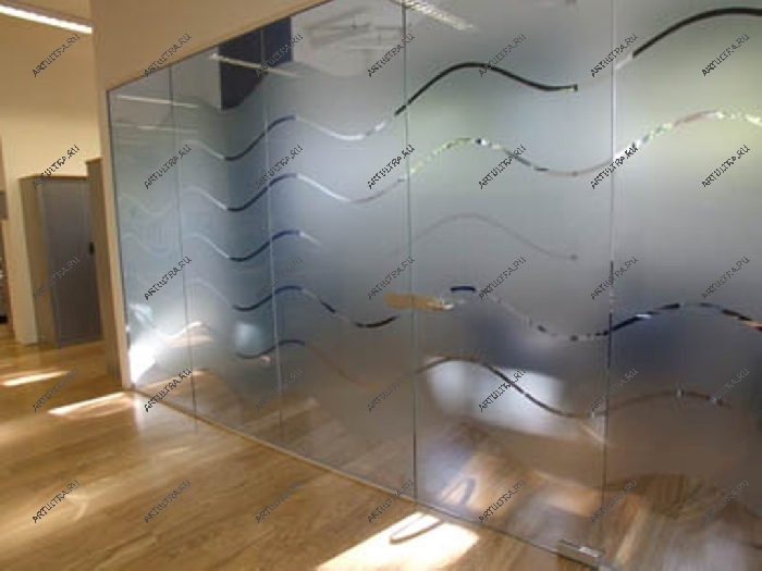 Межкомнатные перегородки из стекла имеют внешний вид монолитной стеклянной стены