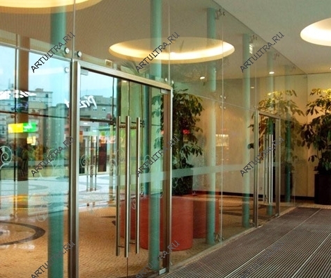 Пример офисной перегородки, где стекло крепится спайдерами