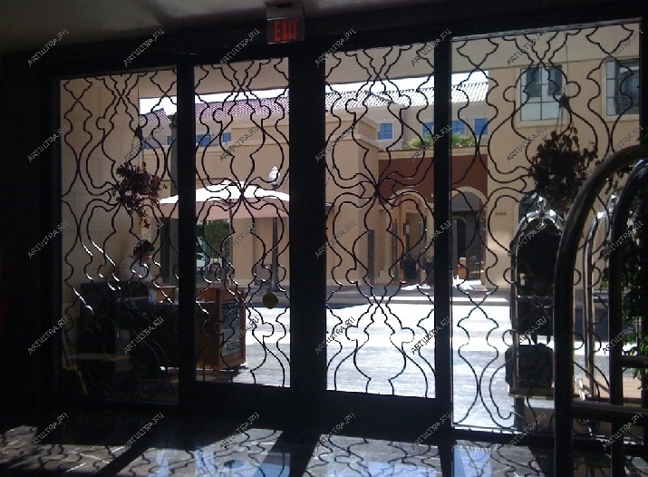 Входные двери в гостиницу могут изготавливаться с использованием кованых орнаментов